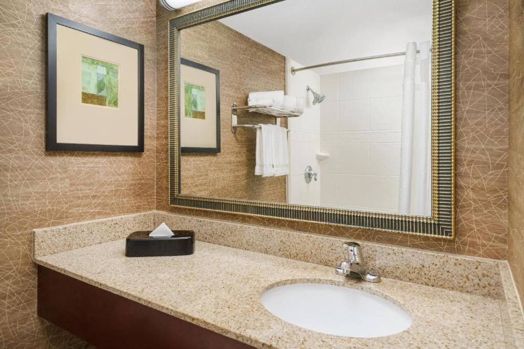Holiday Inn Express Boston Brockton By Ihg Exterior photo